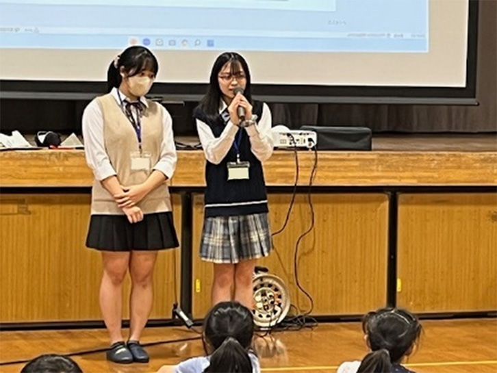 高校生防災士が講演している様子